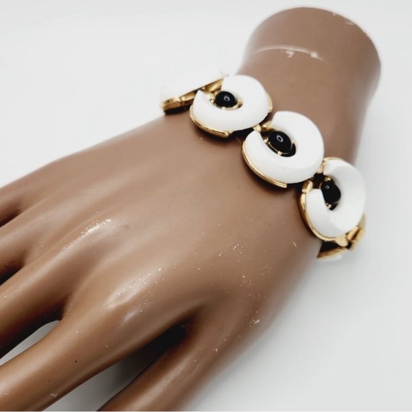 Vintage Crown Trifari Santa Anita White & Black Lucite Link Bracelet & Earrings - Picture 8 of 8